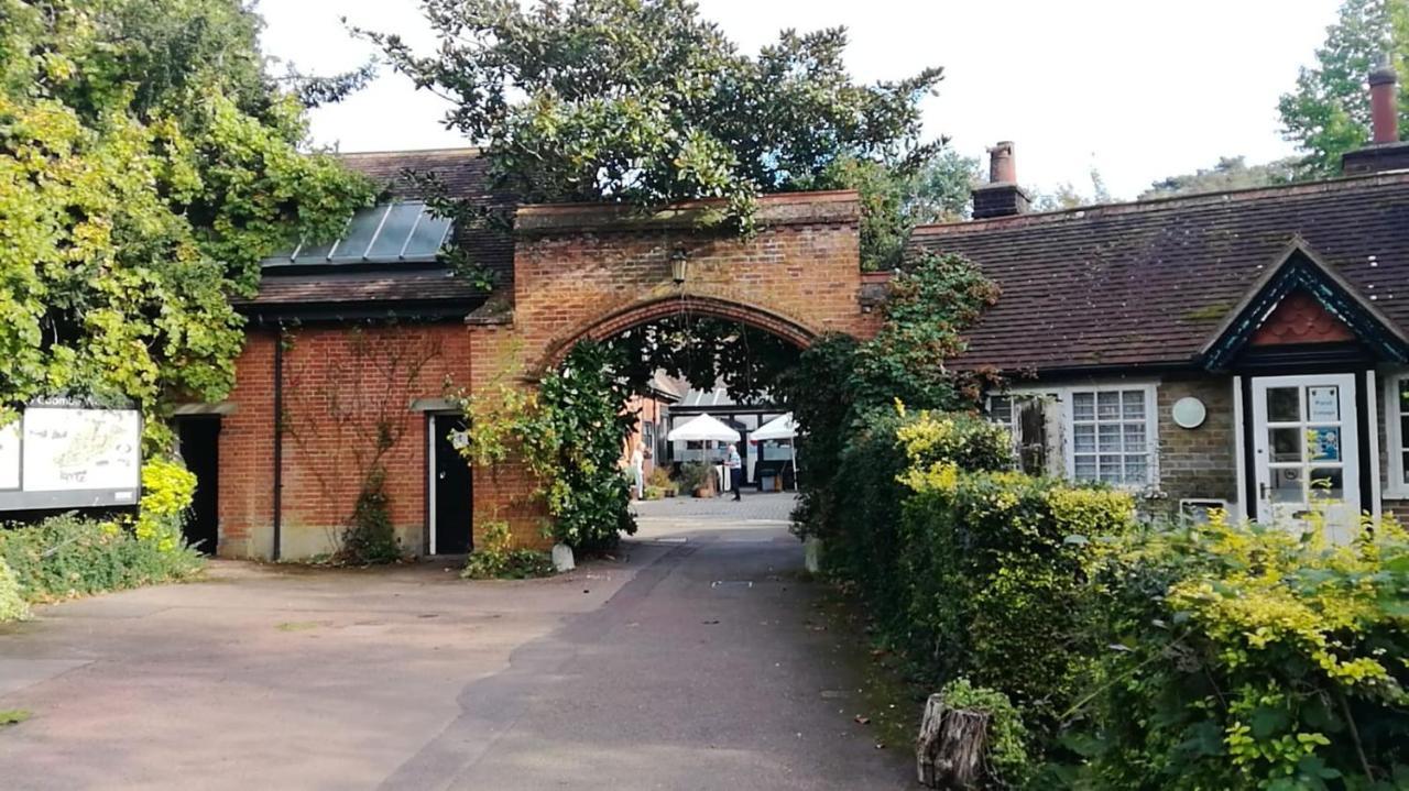 Many Worlds Meet - Eurostar, Wimbledon 30 Mins, Central London, Gatwick 15 Mins - Spacious, Sleeps Up To 16 Plus Cot - Free Wifi, Parking - Next To Lloyd Park, Great For Families, Walkers, Relocators - Ideal For Contractors Croydon Bagian luar foto