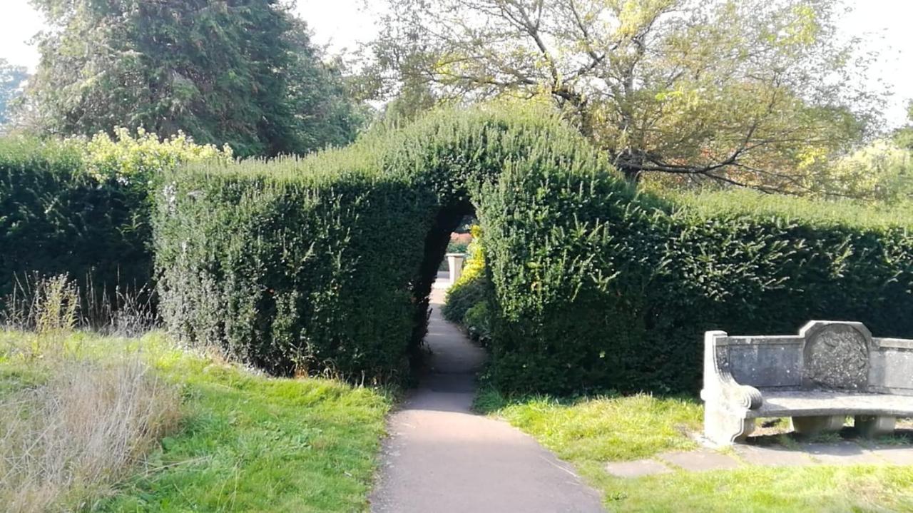 Many Worlds Meet - Eurostar, Wimbledon 30 Mins, Central London, Gatwick 15 Mins - Spacious, Sleeps Up To 16 Plus Cot - Free Wifi, Parking - Next To Lloyd Park, Great For Families, Walkers, Relocators - Ideal For Contractors Croydon Bagian luar foto