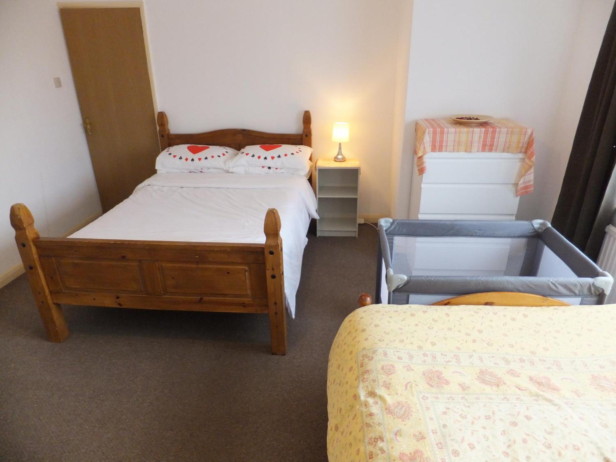 Many Worlds Meet - Eurostar, Wimbledon 30 Mins, Central London, Gatwick 15 Mins - Spacious, Sleeps Up To 16 Plus Cot - Free Wifi, Parking - Next To Lloyd Park, Great For Families, Walkers, Relocators - Ideal For Contractors Croydon Bagian luar foto