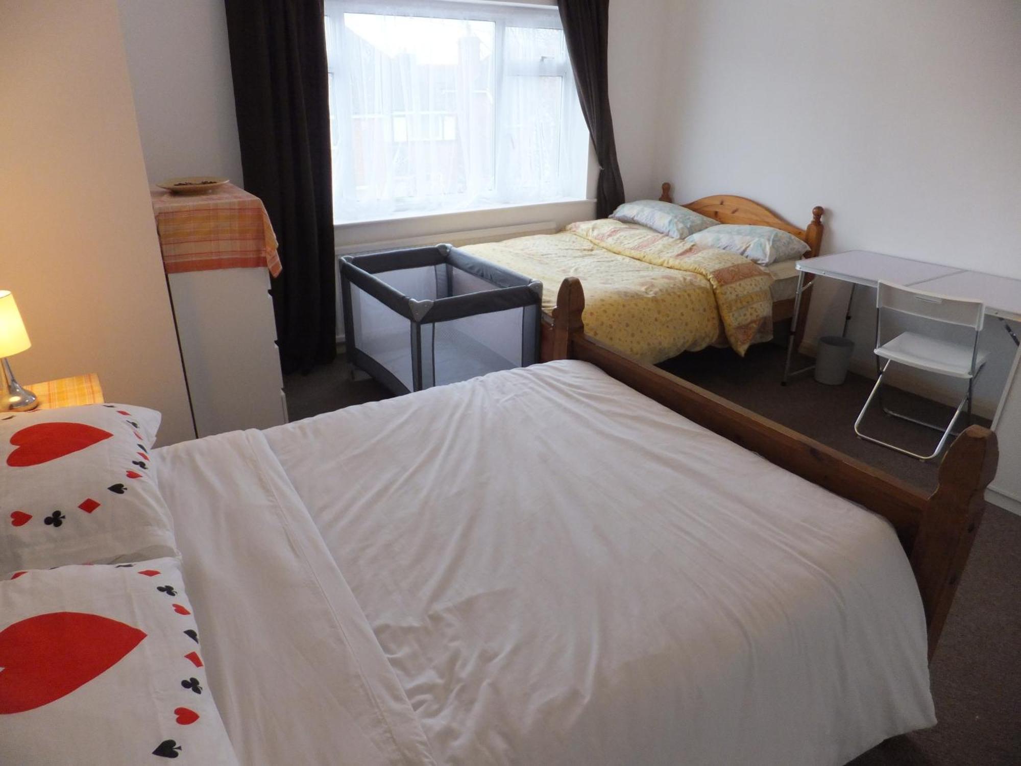 Many Worlds Meet - Eurostar, Wimbledon 30 Mins, Central London, Gatwick 15 Mins - Spacious, Sleeps Up To 16 Plus Cot - Free Wifi, Parking - Next To Lloyd Park, Great For Families, Walkers, Relocators - Ideal For Contractors Croydon Bagian luar foto
