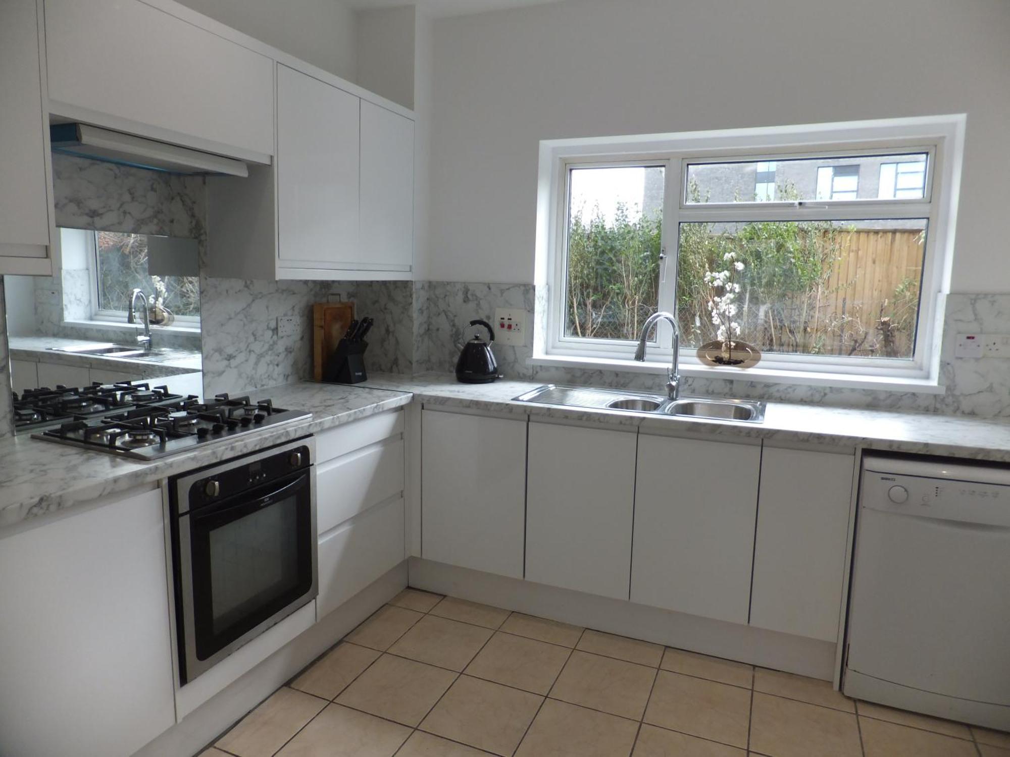 Many Worlds Meet - Eurostar, Wimbledon 30 Mins, Central London, Gatwick 15 Mins - Spacious, Sleeps Up To 16 Plus Cot - Free Wifi, Parking - Next To Lloyd Park, Great For Families, Walkers, Relocators - Ideal For Contractors Croydon Bagian luar foto